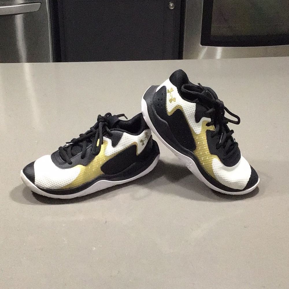Youth 3 under armour jet 23 basketball shoe